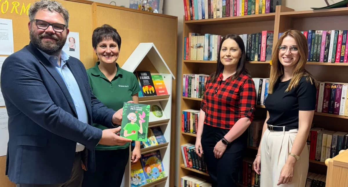 Publikacja - wydawnictwa, Gminne biblioteki Miedznie Liwie nowymi ekopółkami GreenArt Development - zdjęcie, fotografia