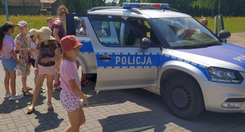 Policjanci z Węgrowa rozmawiają z dziećmi o bezpieczeństwie