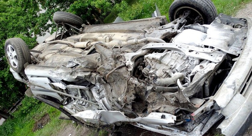 W Łochowie kierowca volkswagena wylądował w rowie