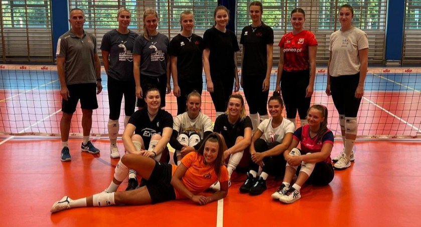 Zdjęcie przedstawia drużynę Nike Węgrów z trenerem Robertem Kupiszem