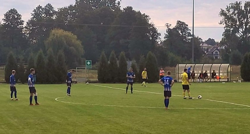 Piłkarze z Ostrówka strzelili 4 gole, ale i tam musieli uznać wyższość rywali  FOT. LKS OSTRÓWEK