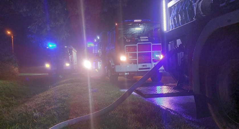 Gdy strażacy dotarli na miejsce, cały budynek był objęty ogniem