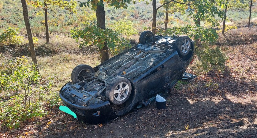 Toyota najpierw zderzyła się z BMW, a później wpadła do rowu FOT. OSP SADOWNE