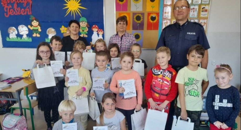 Uczniowie na spotkaniu profilaktycznym FOT. KPP WĘGRÓW