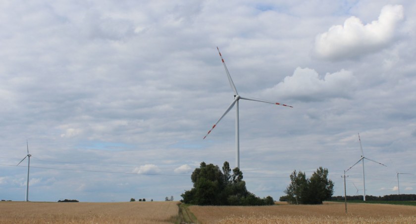 Farma Korytnica I działa od 2015 r., obok niej stanęły kolejne turbiny