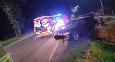 W nocy kierowca zasnął i uderzył w słup
